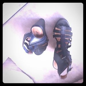 Lucky Brand Black Strappy wedges